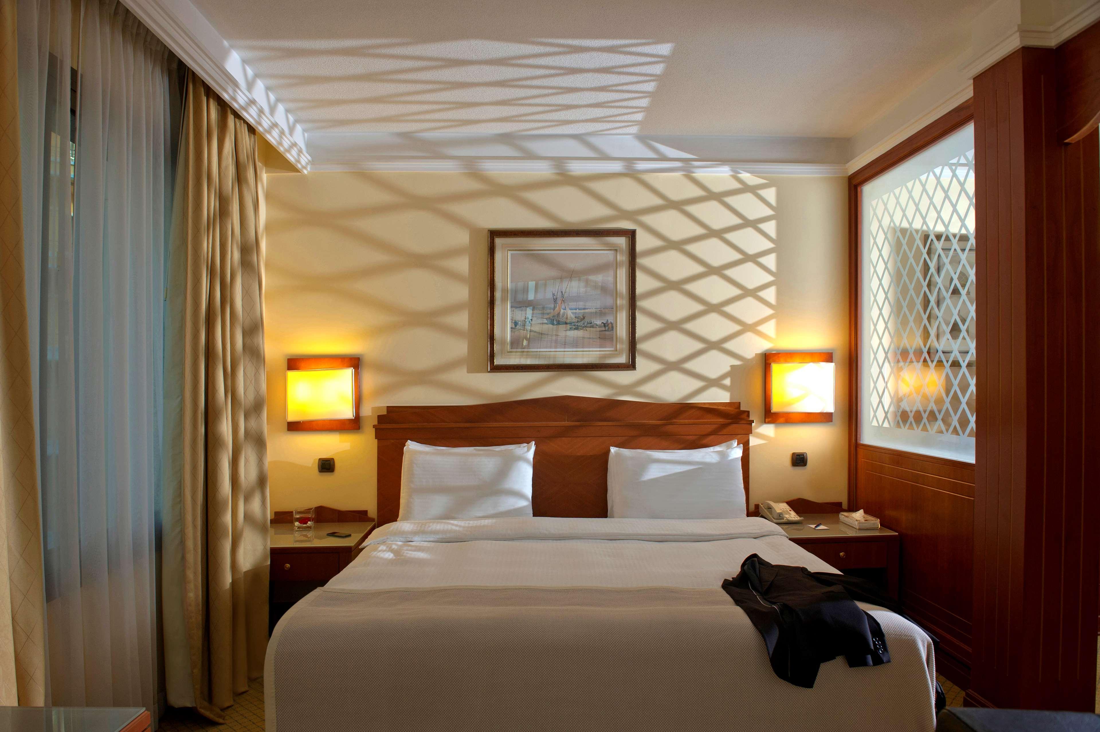 贝鲁特马丁内斯丽笙布鲁酒店 外观 照片 A room at the hotel