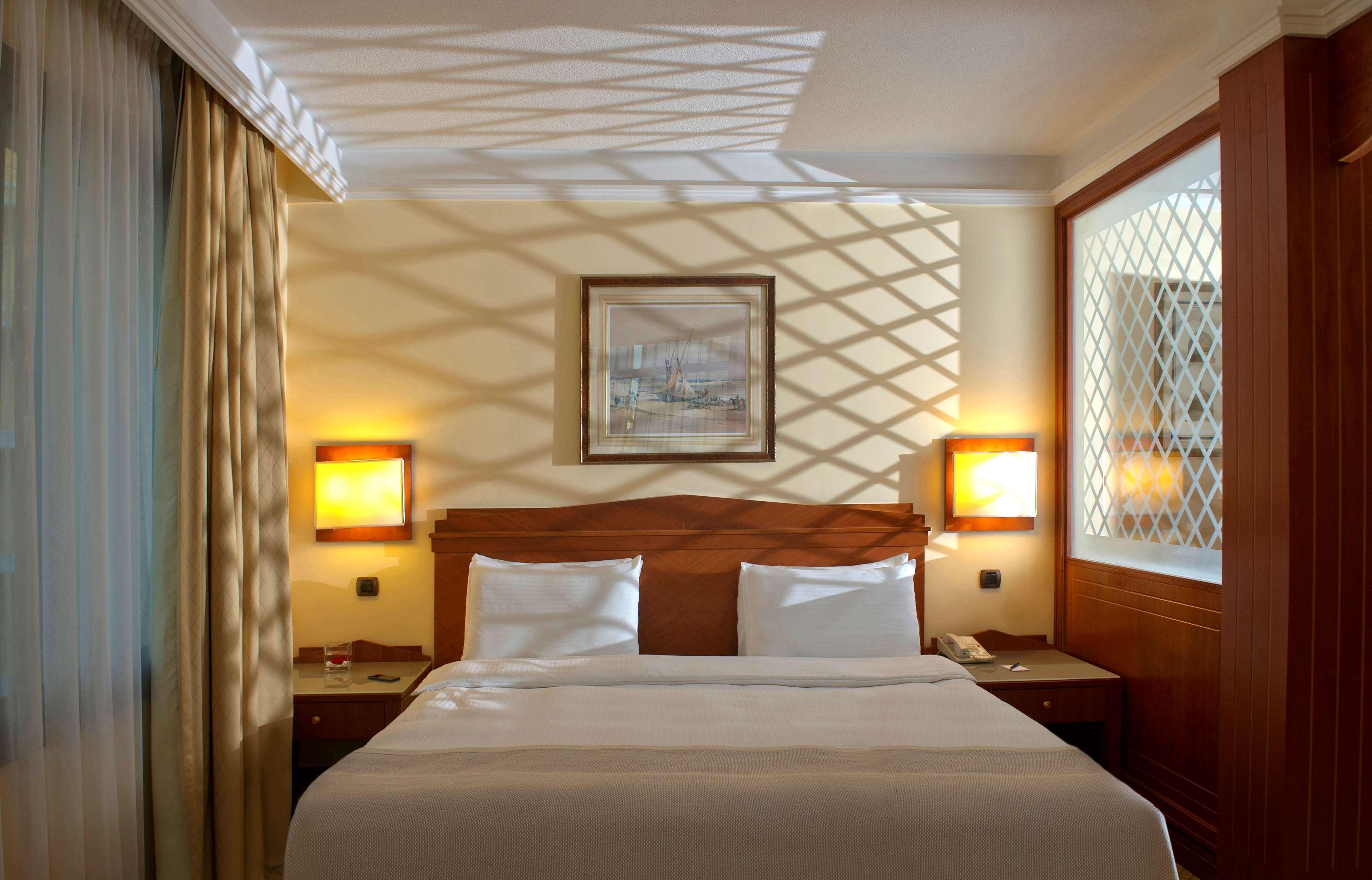 贝鲁特马丁内斯丽笙布鲁酒店 外观 照片 A room at the hotel