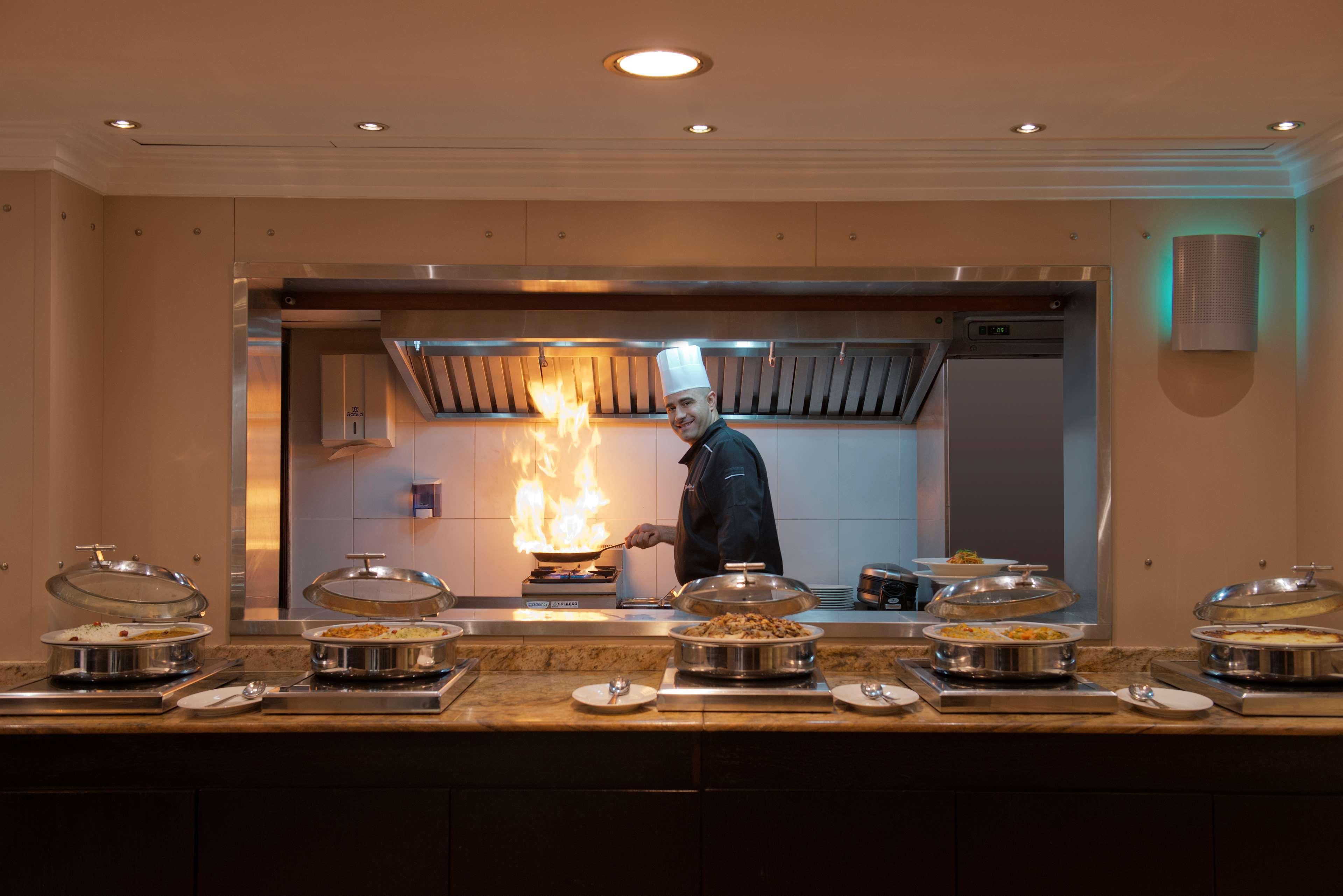贝鲁特马丁内斯丽笙布鲁酒店 外观 照片 A live kitchen at a hotel