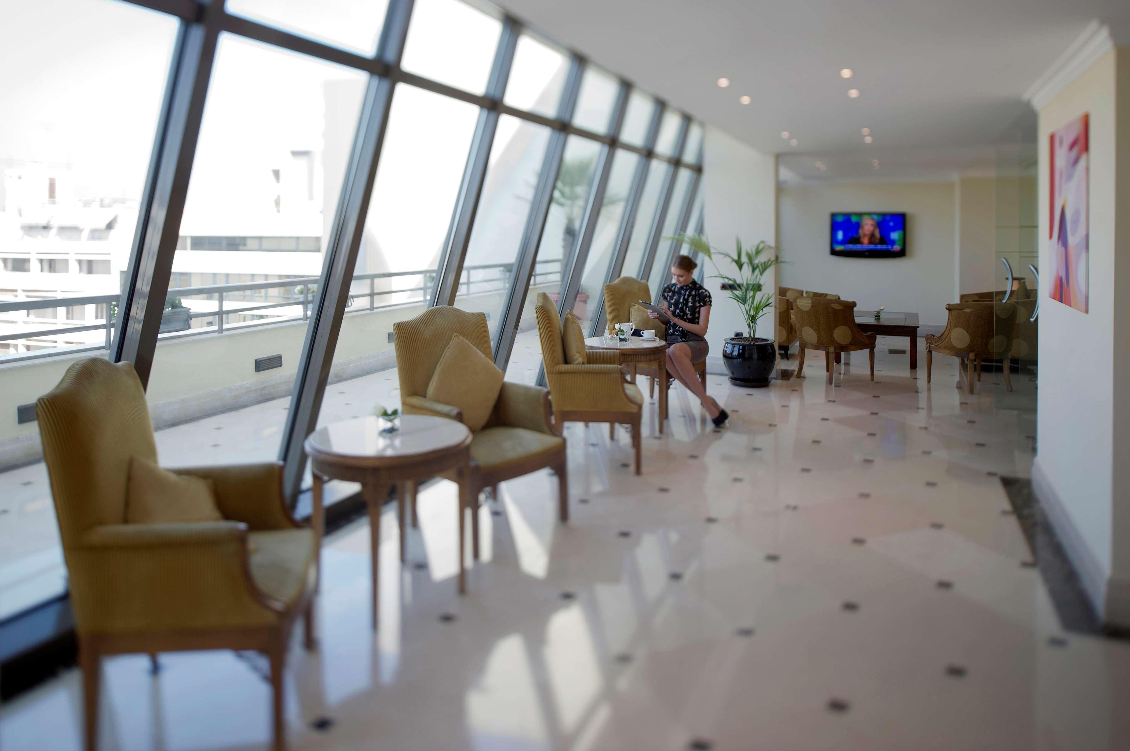 贝鲁特马丁内斯丽笙布鲁酒店 外观 照片 The lounge at Kilimanjaro International Airport