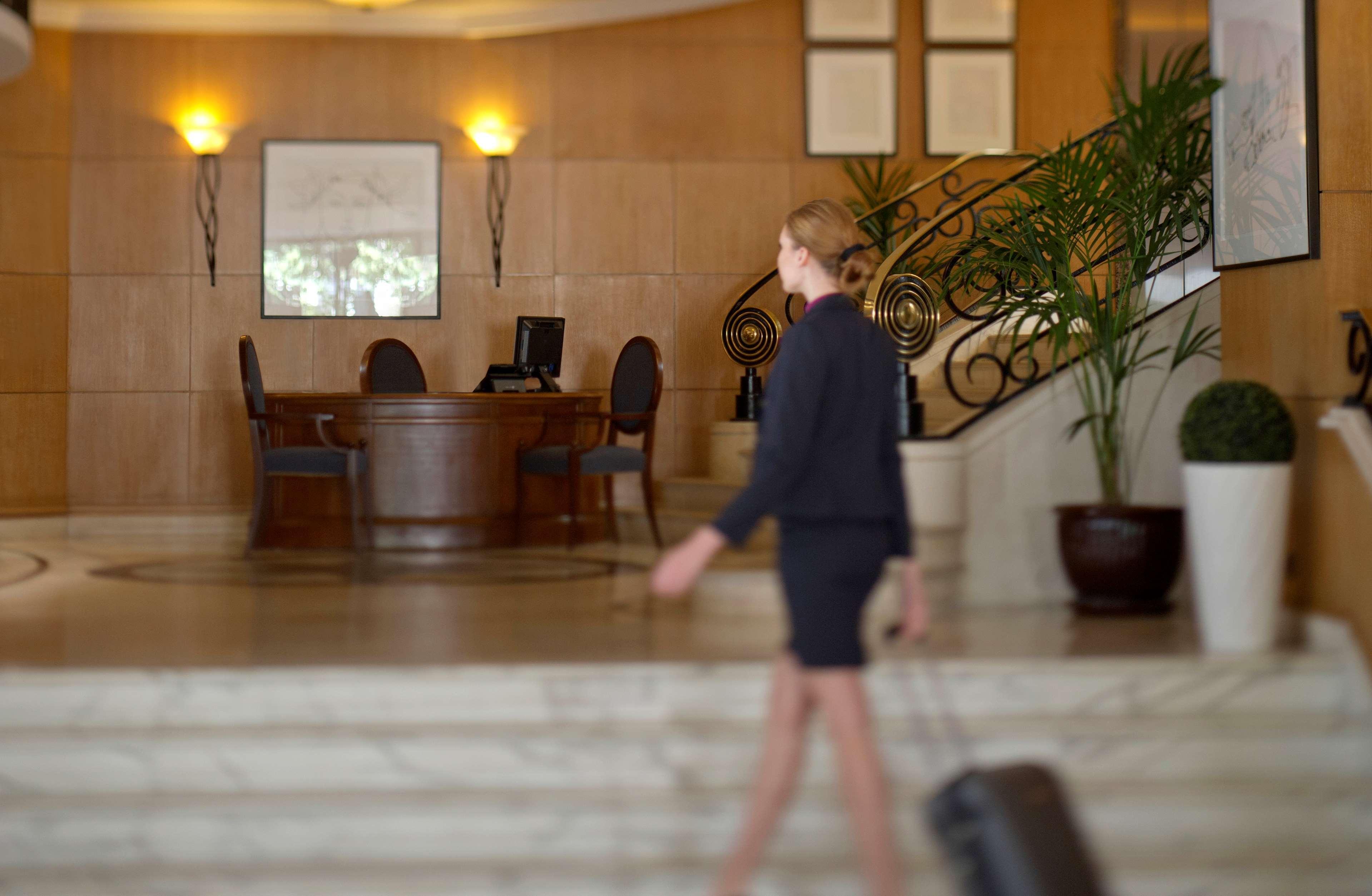 贝鲁特马丁内斯丽笙布鲁酒店 外观 照片 Concierge at a hotel