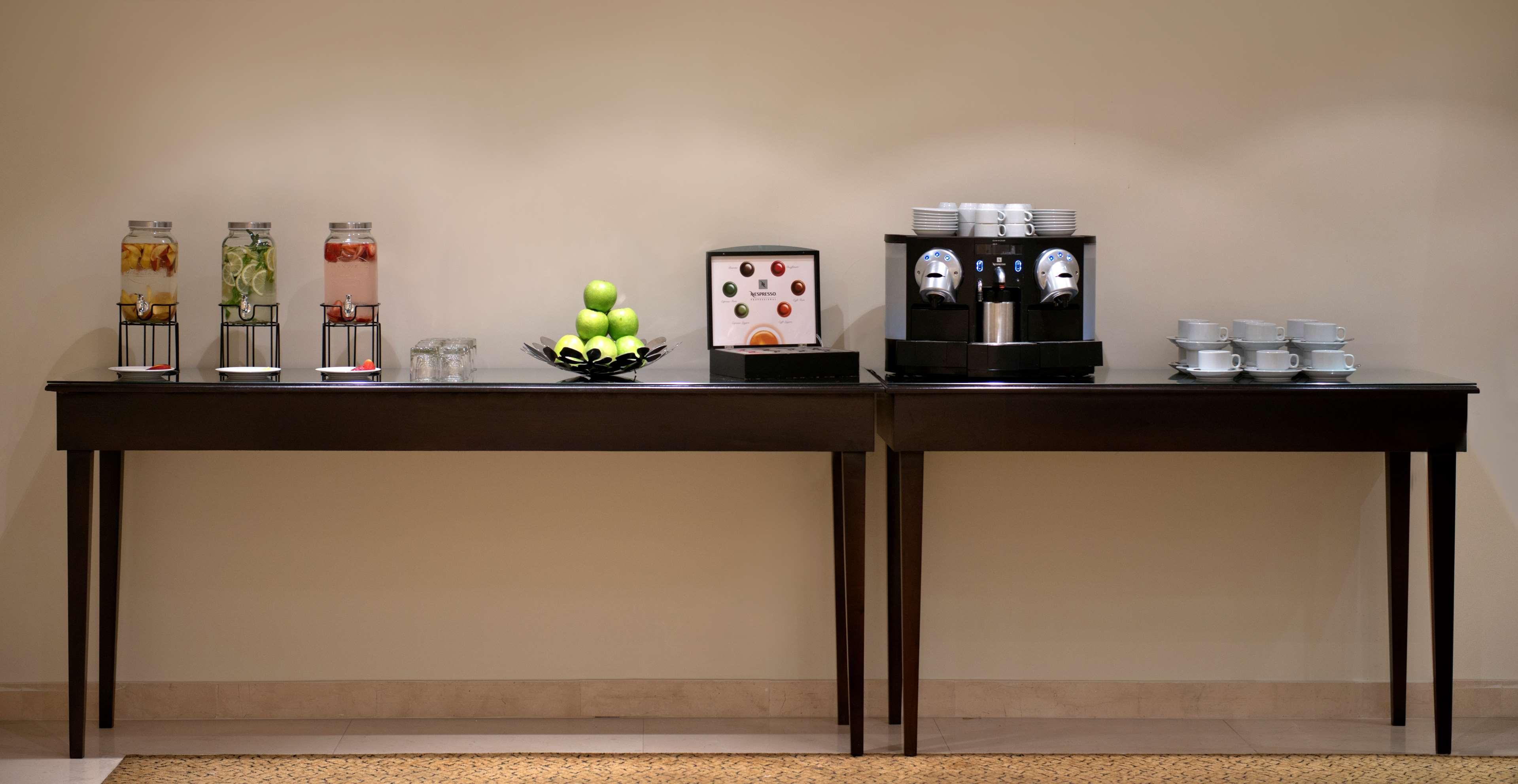 贝鲁特马丁内斯丽笙布鲁酒店 外观 照片 A Nespresso machine in a hotel