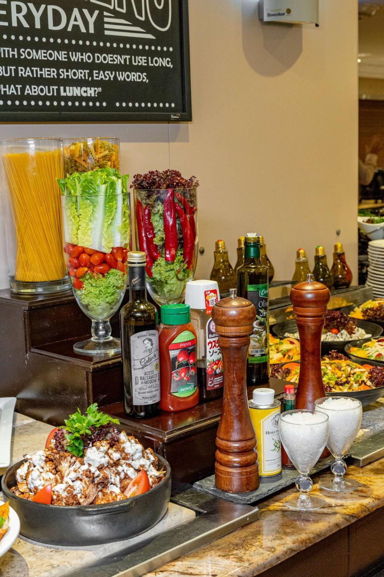 贝鲁特马丁内斯丽笙布鲁酒店 外观 照片 A salad bar