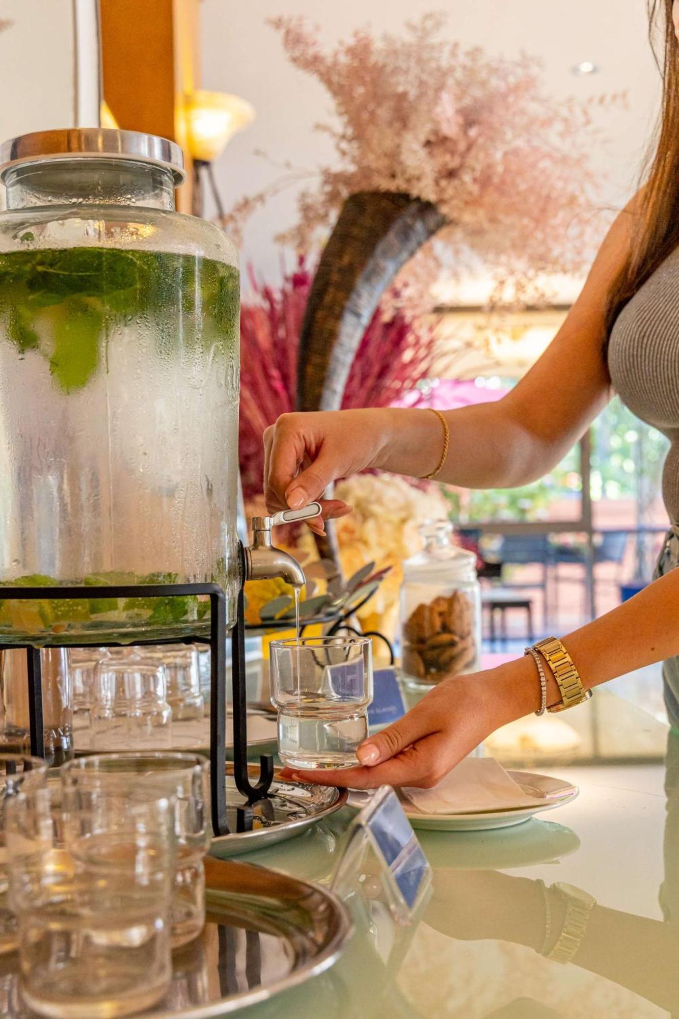 贝鲁特马丁内斯丽笙布鲁酒店 外观 照片 A woman filling a glass with a beverage