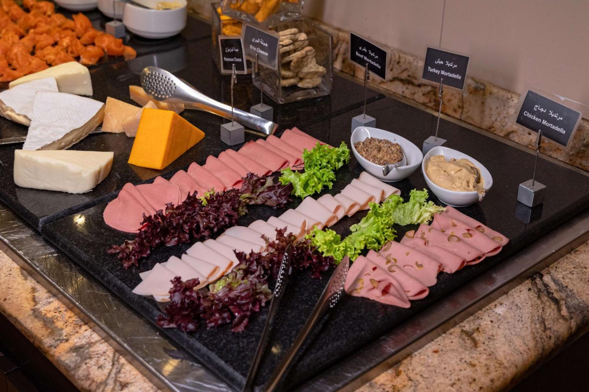 贝鲁特马丁内斯丽笙布鲁酒店 外观 照片 A selection of cold cuts