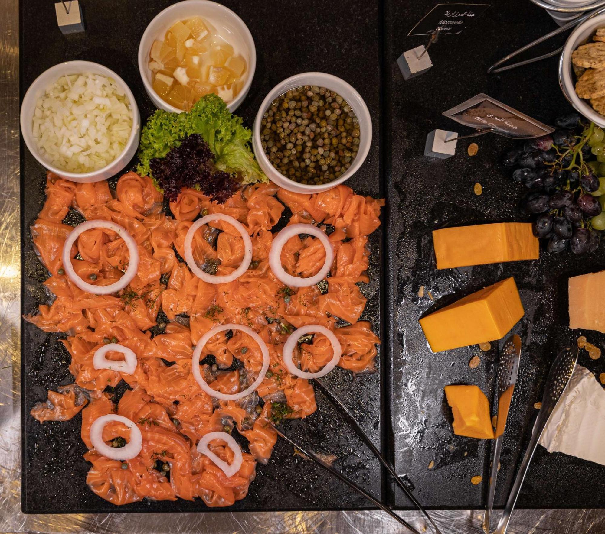 贝鲁特马丁内斯丽笙布鲁酒店 外观 照片 Salmon sashimi