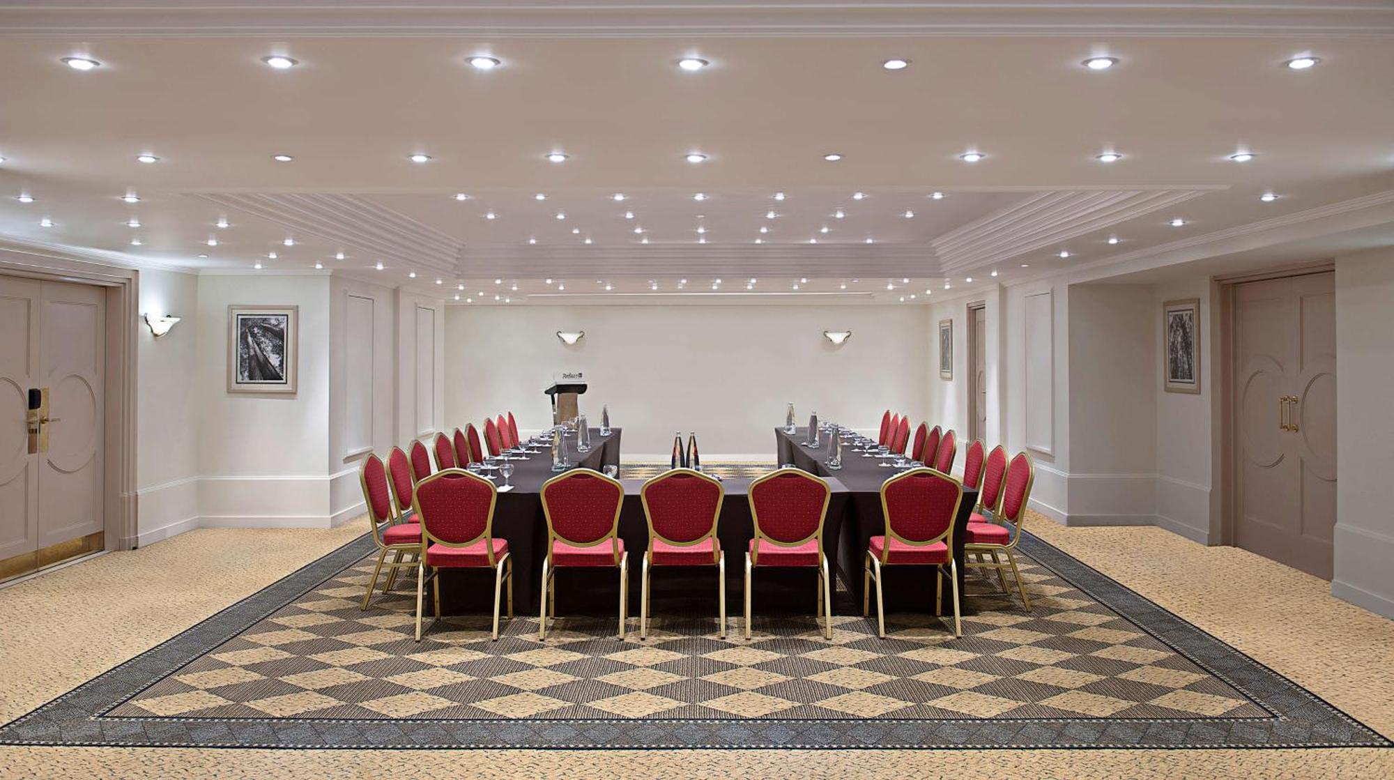 贝鲁特马丁内斯丽笙布鲁酒店 外观 照片 The boardroom at the London Marriott Grand Ballroom
