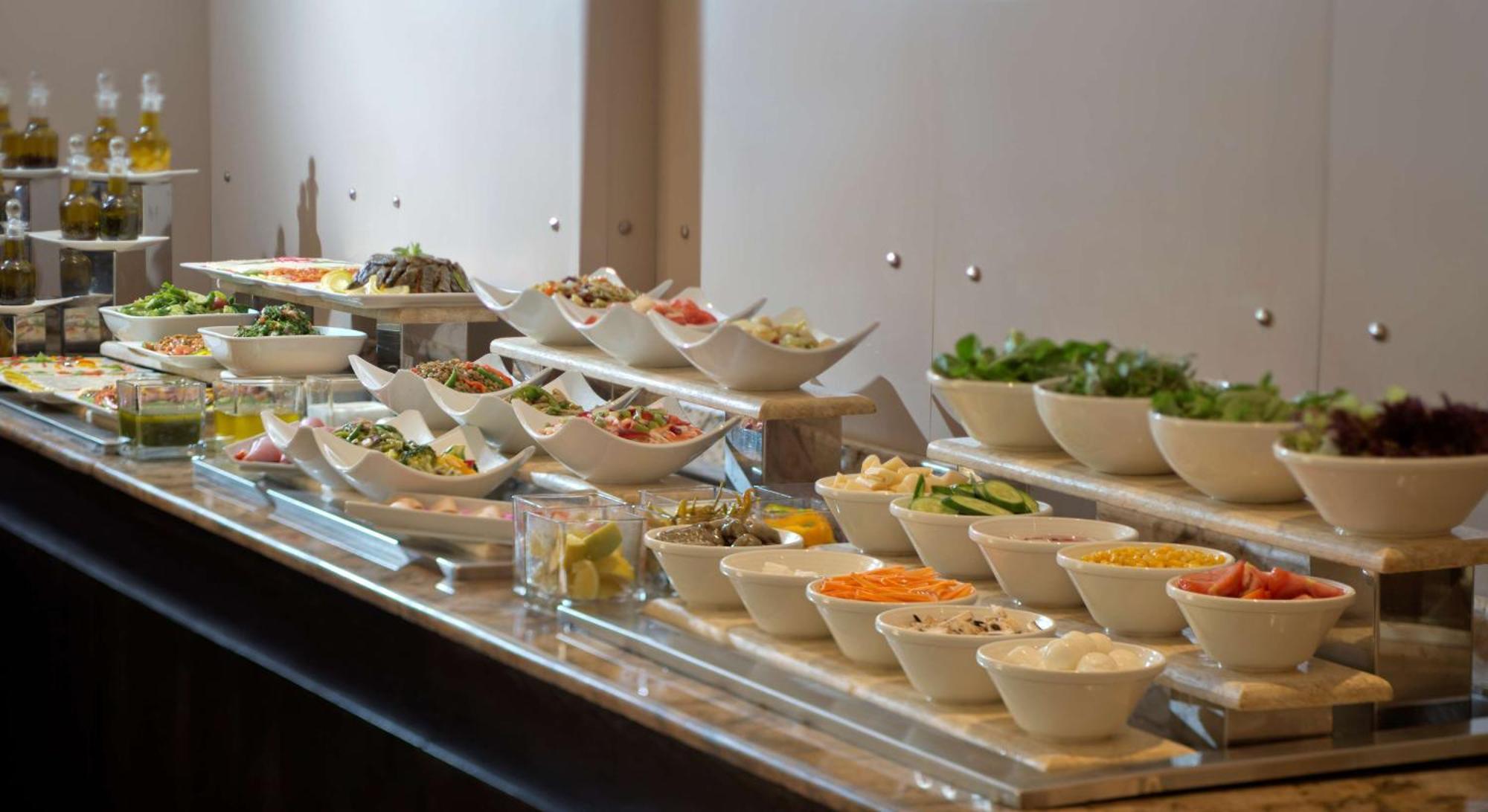 贝鲁特马丁内斯丽笙布鲁酒店 外观 照片 A salad bar