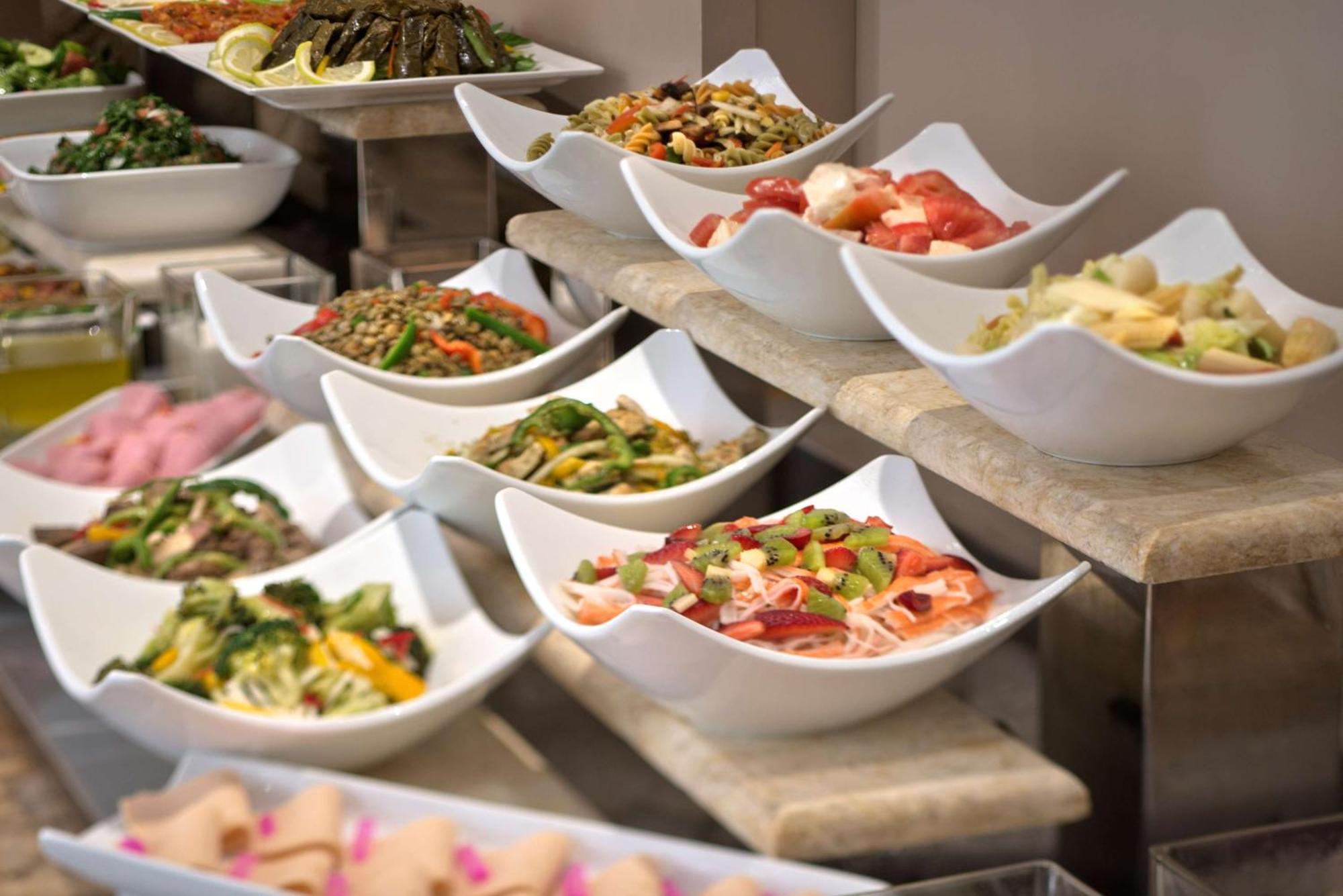 贝鲁特马丁内斯丽笙布鲁酒店 外观 照片 A selection of salads