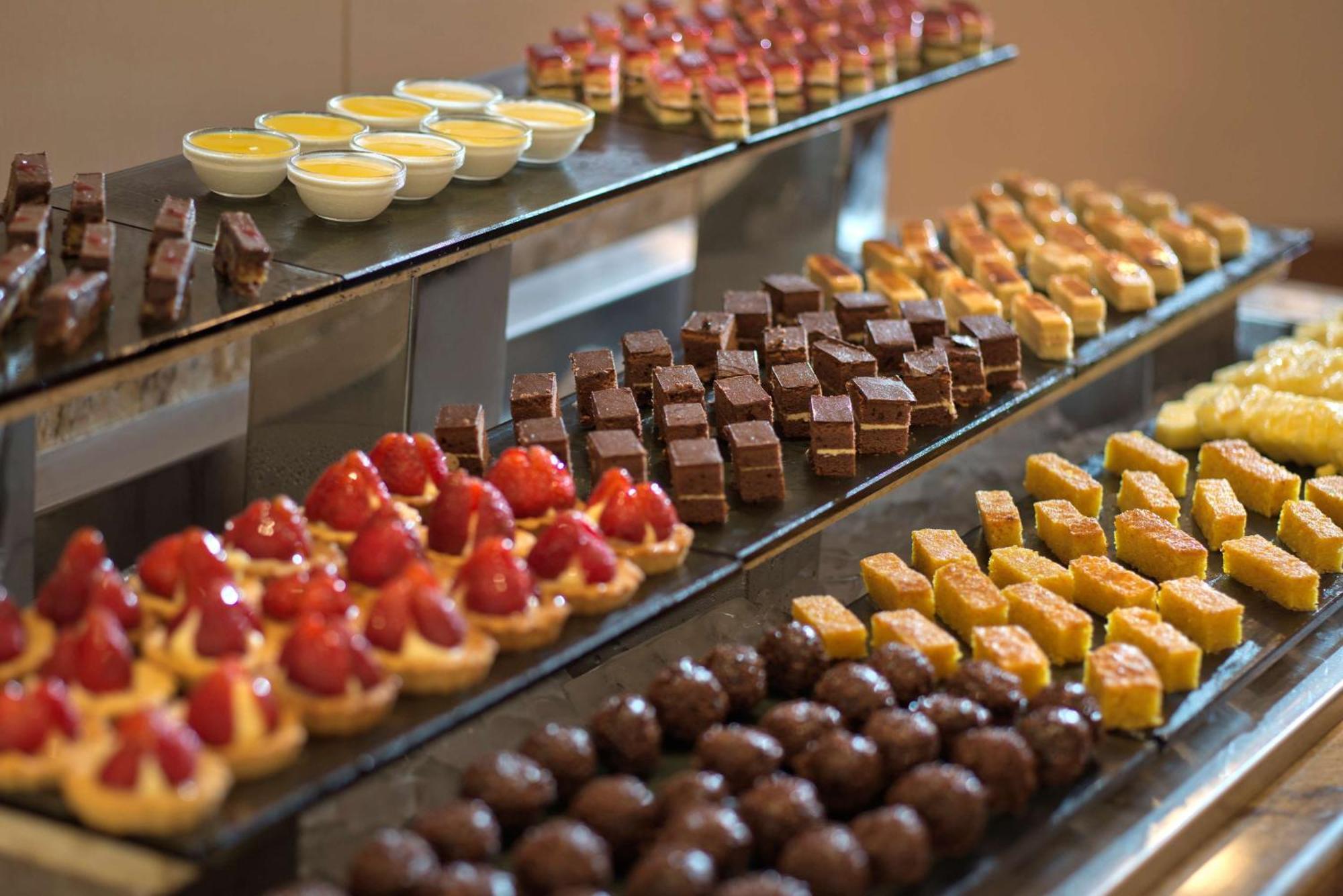 贝鲁特马丁内斯丽笙布鲁酒店 外观 照片 A selection of petits fours