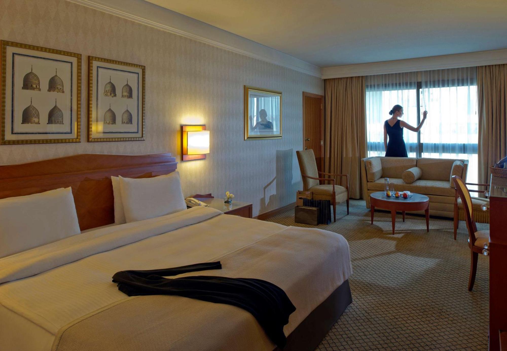 贝鲁特马丁内斯丽笙布鲁酒店 外观 照片 A maid cleaning a hotel room