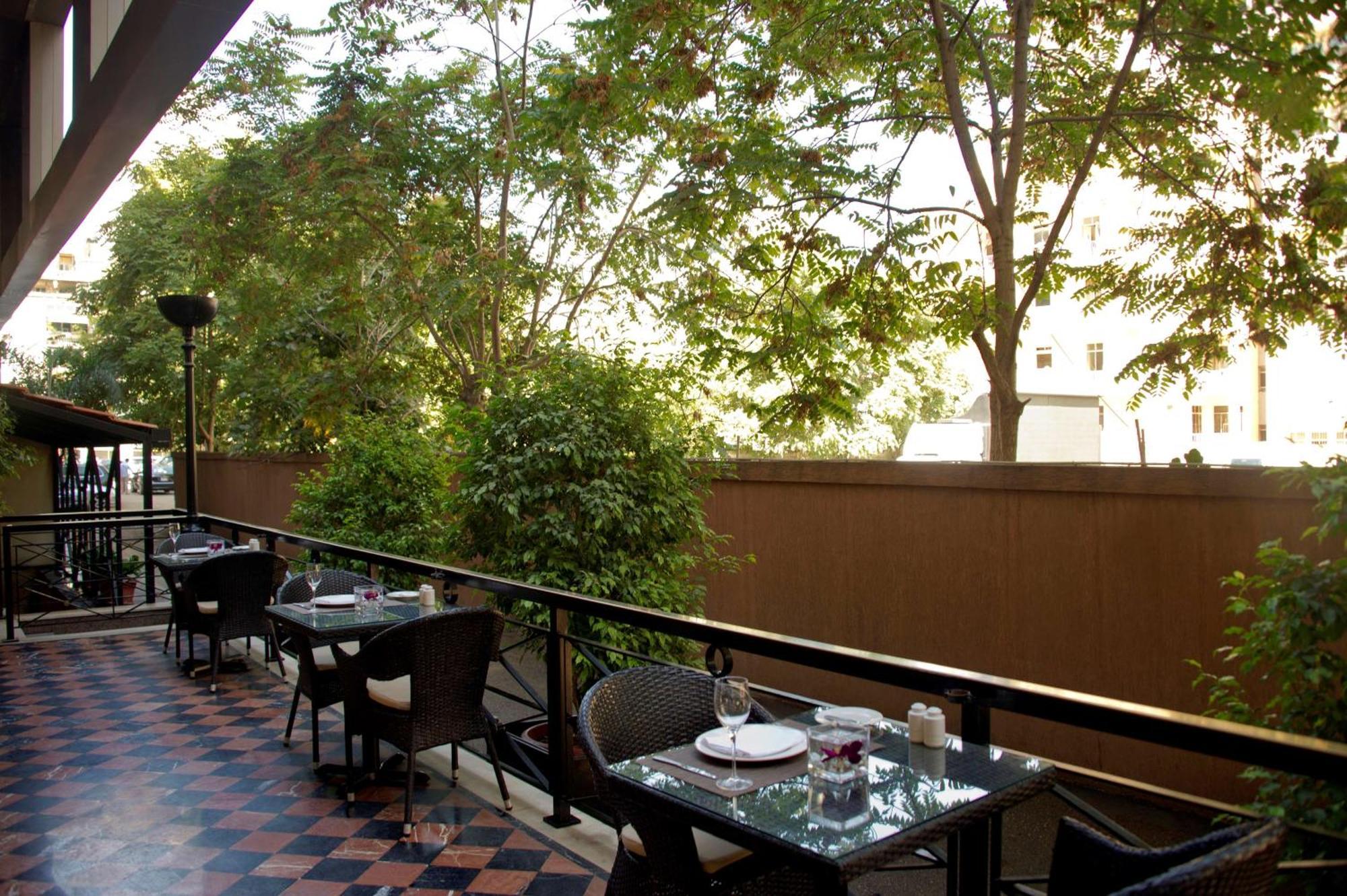 贝鲁特马丁内斯丽笙布鲁酒店 外观 照片 The terrace of the restaurant
