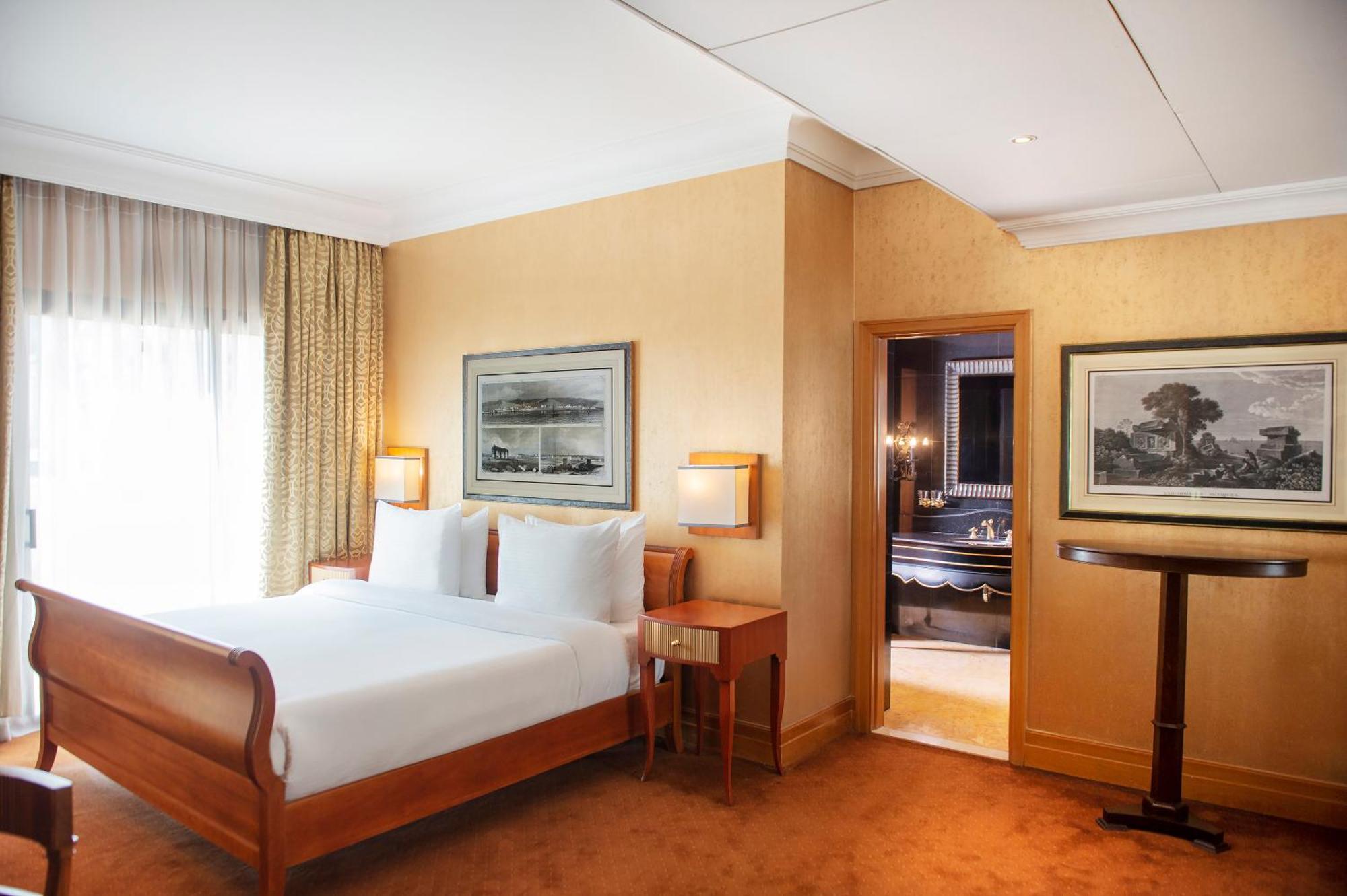 贝鲁特马丁内斯丽笙布鲁酒店 外观 照片 A bedroom at the hotel